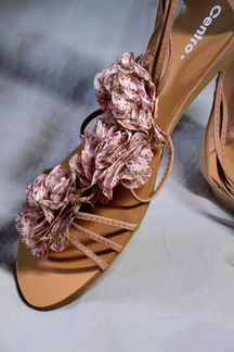 Босоножки женские без каблука