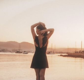 Платье с крылышками