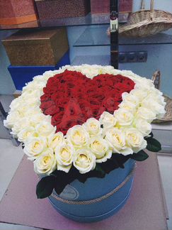 101 белая роза с сердцем коробке