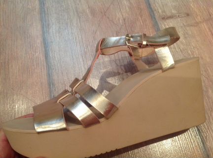 Босоножки новые Stradivarius