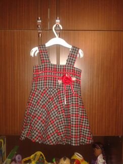 Серый сарафан в клетку с цветком