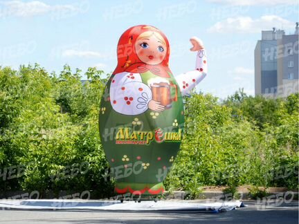 Надувная матрешка с машущей рукой