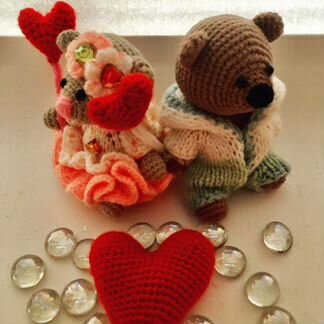Вязаный мишка валентинка