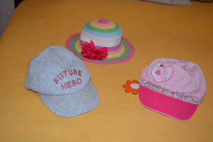 Шляпка и две кепки для девочки (от 4 до 7 лет)