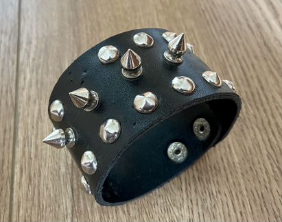 Браслет с шипами (напульсник)